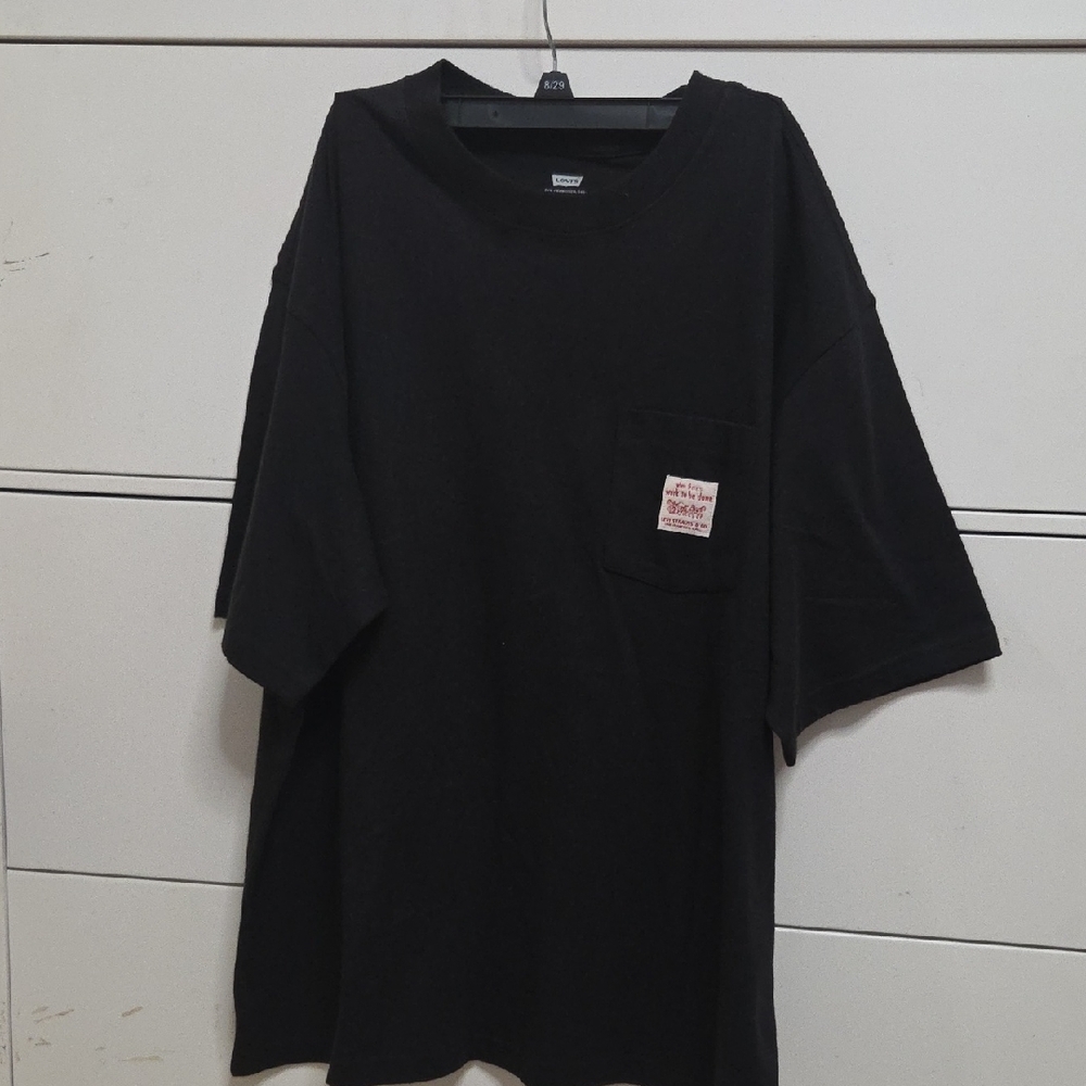 Levi's Black Short Sleeve Men's Tee Medium Size.